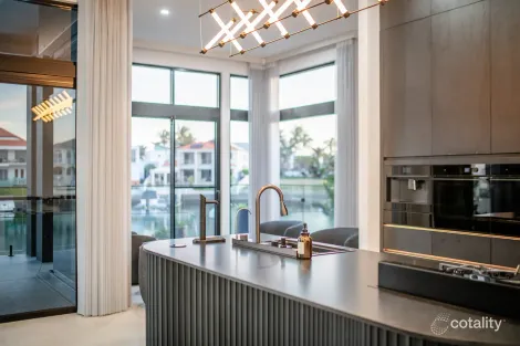 Property photo of 16 Queen Guineveres Place Paradise Point QLD 4216