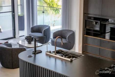 Property photo of 16 Queen Guineveres Place Paradise Point QLD 4216