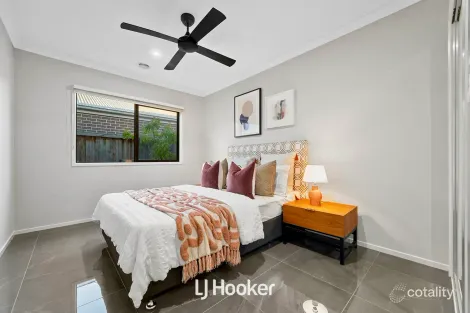 Property photo of 8 Leafy Circuit Cranbourne East VIC 3977