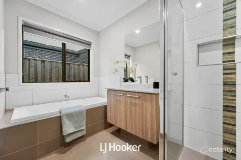 Property photo of 8 Leafy Circuit Cranbourne East VIC 3977