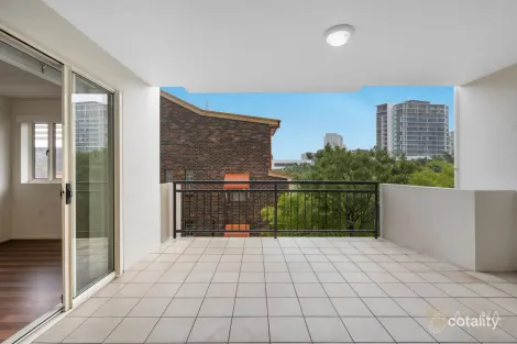 Property photo of 2/451 Gregory Terrace Spring Hill QLD 4000
