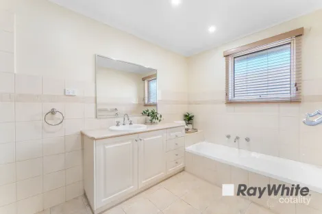 Property photo of 7 Rolland Court Endeavour Hills VIC 3802