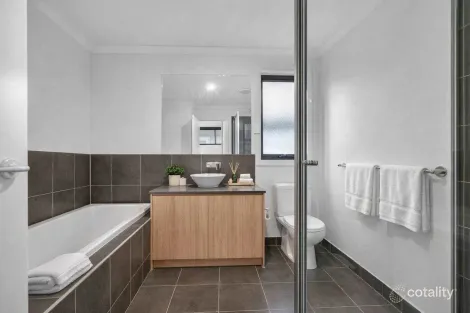 Property photo of 11 Lumley Circuit Werribee VIC 3030