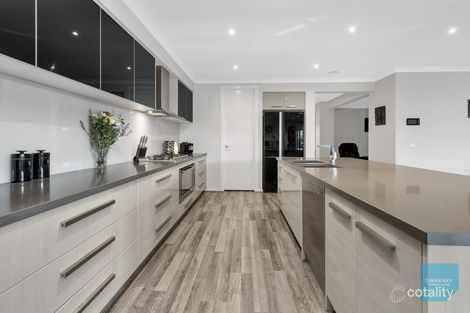 Property photo of 8 Wren Parade Fraser Rise VIC 3336