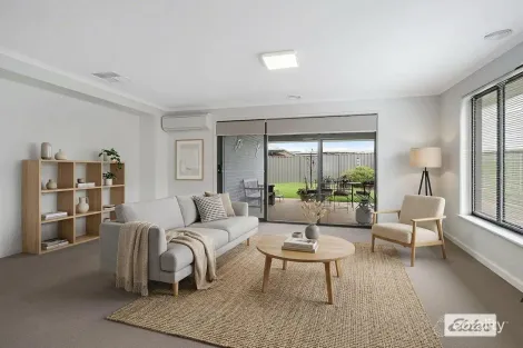 Property photo of 21 Hampshire Boulevard Leneva VIC 3691