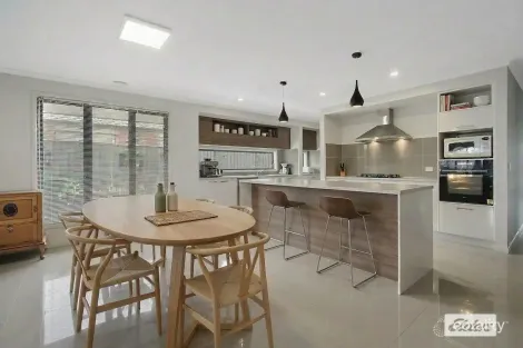 Property photo of 21 Hampshire Boulevard Leneva VIC 3691