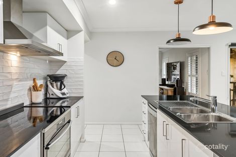 Property photo of 17 Sandpiper Circuit Aberglasslyn NSW 2320