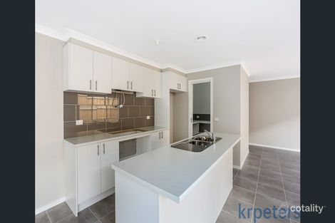 Property photo of 16 Meadowlea Crescent Pakenham VIC 3810