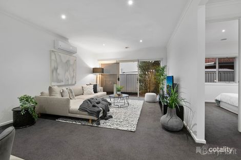 Property photo of 2 Leicester Square Pakenham VIC 3810