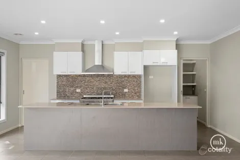 Property photo of 12 Coulthard Crescent Doreen VIC 3754