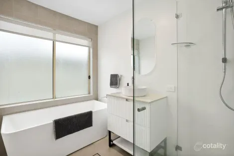 Property photo of 3 Veterans Parade Collaroy Plateau NSW 2097