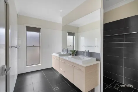Property photo of 18 Long Island Drive Windaroo QLD 4207