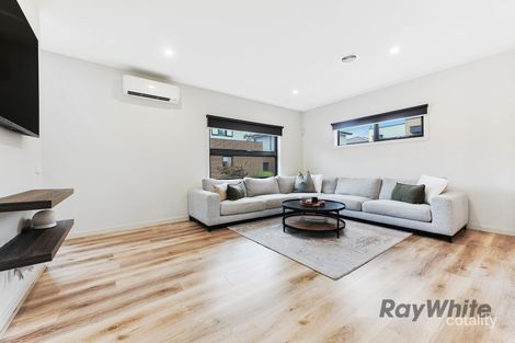 Property photo of 8 Flame Robin Place Endeavour Hills VIC 3802