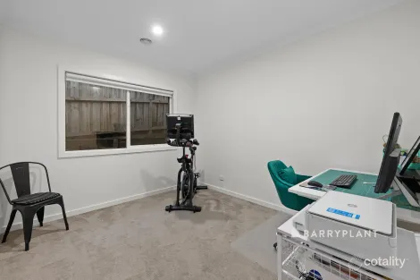 Property photo of 18 Walker Drive Drouin VIC 3818