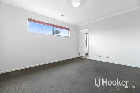 Property photo of 8 Onyx Crescent Officer VIC 3809