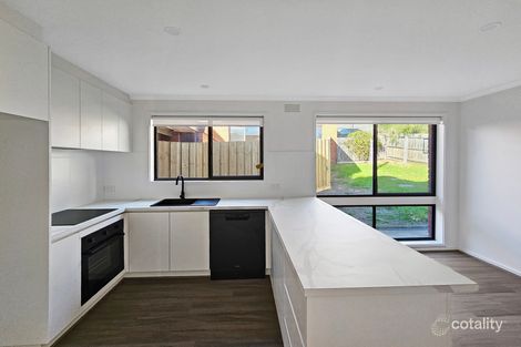 2/17 Jinjella Rd, Highton, VIC 3216