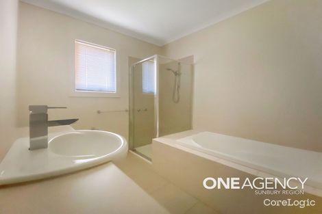 Property photo of 5/9-17 Wallaby Walk Sunbury VIC 3429