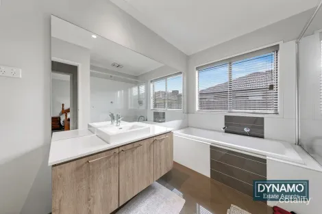 Property photo of 482 Brookfield Boulevard Mickleham VIC 3064