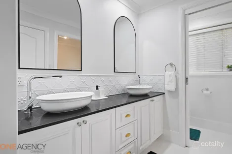 Property photo of 34 George Weily Place Orange NSW 2800