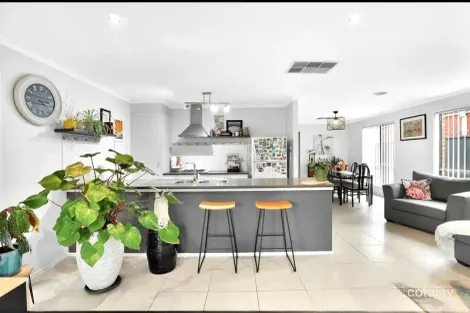 Property photo of 13 Strutt Place Caroline Springs VIC 3023