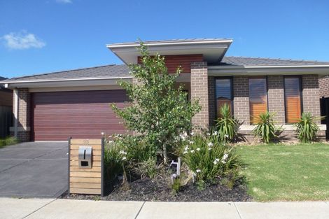 Property photo of 26 Brickwood Circuit Craigieburn VIC 3064