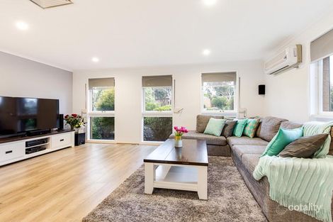 Property photo of 18 Buckmaster Drive Mill Park VIC 3082