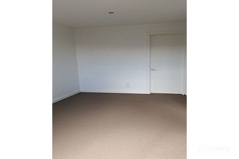 10/2 Eucalyptus Dr, Maidstone, VIC 3012