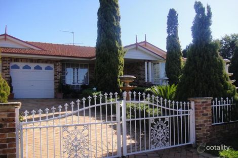 8 Oswald Cres, Rosemeadow, NSW 2560