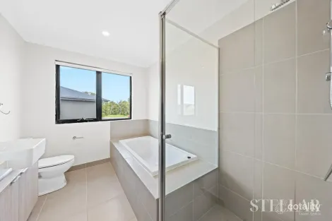 Property photo of 33 Darwinia Avenue Clyde VIC 3978