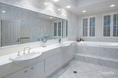 Property photo of 3111 Riverleigh Drive Hope Island QLD 4212