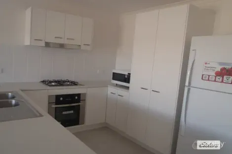 Property photo of 1/28 Lakeside Drive Emerald QLD 4720