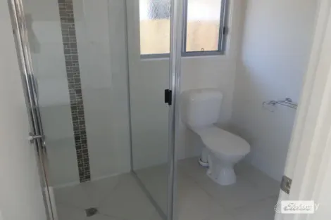 Property photo of 1/28 Lakeside Drive Emerald QLD 4720