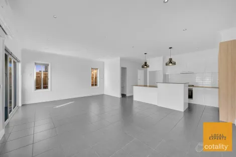 Property photo of 2/9 Cooloongup Crescent Harkness VIC 3337