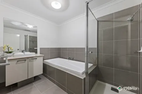 Property photo of 38 Moroak Crescent Clyde North VIC 3978