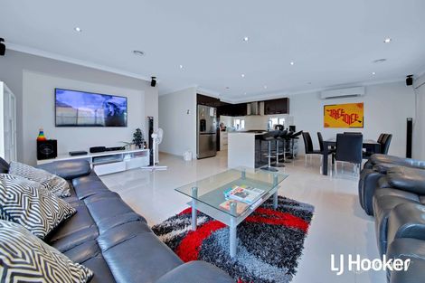 Property photo of 19 Sallys Run Hampton Park VIC 3976