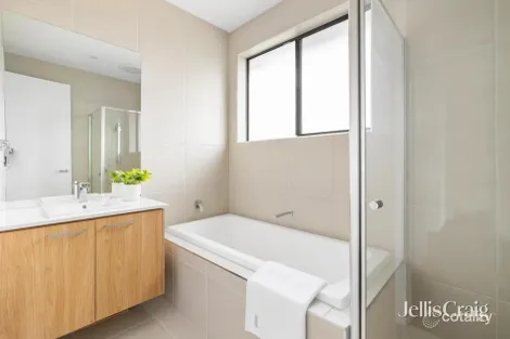 Property photo of 10 Small Road Bentleigh VIC 3204