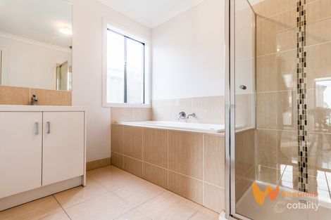 Property photo of 10 Renlik Circuit Cranbourne North VIC 3977