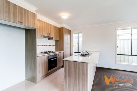 Property photo of 10 Renlik Circuit Cranbourne North VIC 3977