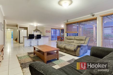 Property photo of 33 Thornbill Circuit Pakenham VIC 3810