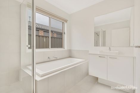 Property photo of 38 Angophora Crescent Craigieburn VIC 3064