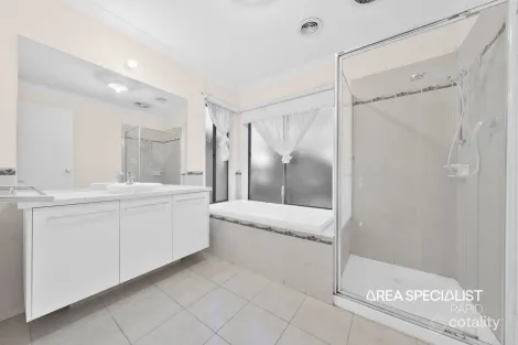 Property photo of 2 Ashworth Place Hampton Park VIC 3976