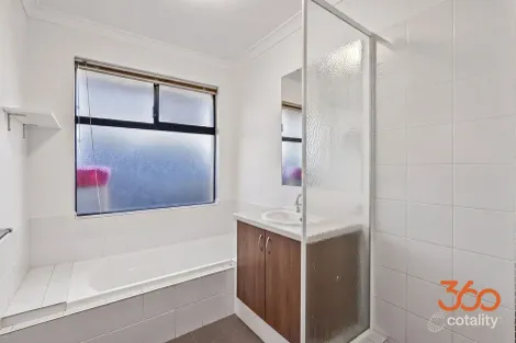 Property photo of 11 Macquarie Bend Ellenbrook WA 6069