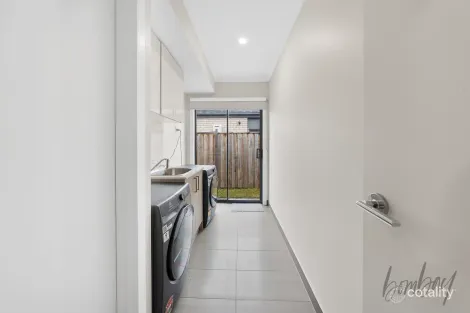 Property photo of 28 Leafspring Road Donnybrook VIC 3064