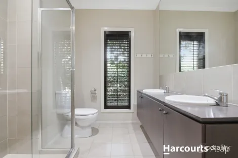 Property photo of 8 Nature Circuit Cranbourne North VIC 3977