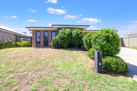 Property photo of 13 Sturrock Drive Boorooma NSW 2650