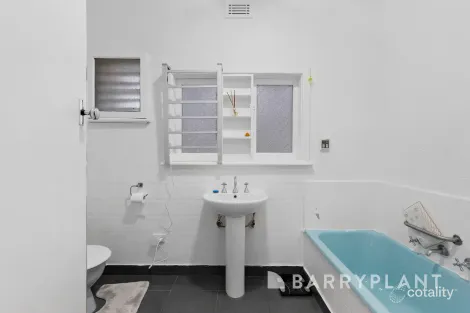 Property photo of 18 Hampshire Road Sunshine VIC 3020