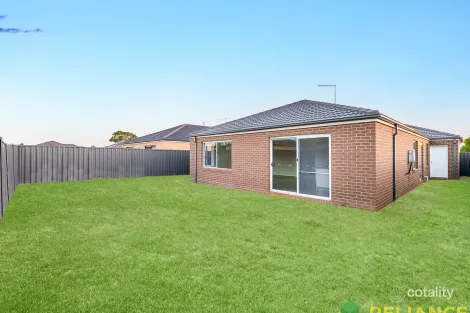 Property photo of 23 Phoenix Circuit Brookfield VIC 3338