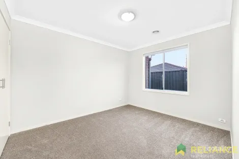 Property photo of 23 Phoenix Circuit Brookfield VIC 3338