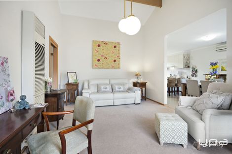 Property photo of 2/35-37 Bartlett Crescent Hoppers Crossing VIC 3029