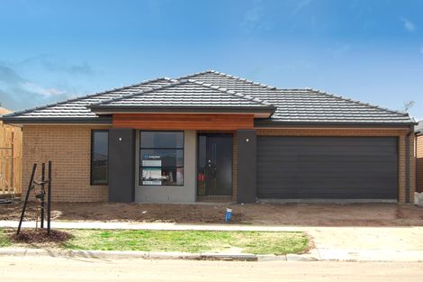 13 Langshan Rd, Clyde North, VIC 3978